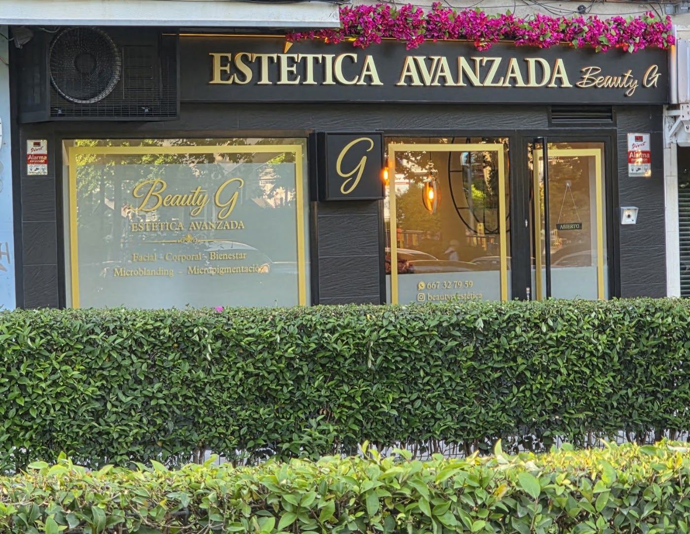 Fachada negra y dorada de Beauty G con flores